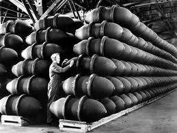 Entrepôt de bombes produites par les ouvrières ayant répondu à l'effort de guerre.